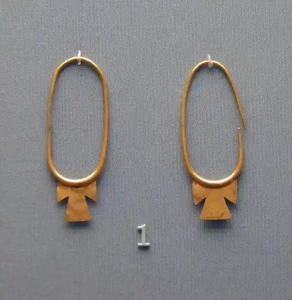 Golf earrings with ankh design. 7th-6th Century BC